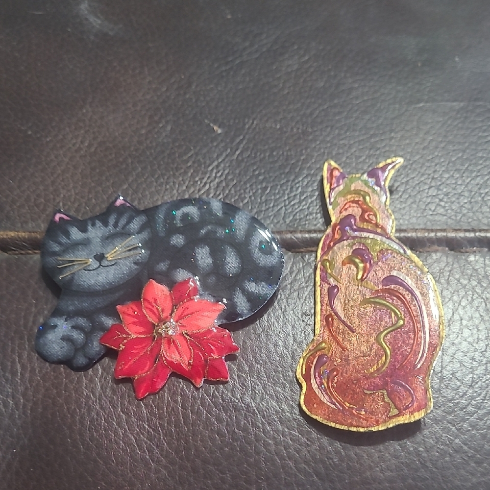 Artistic Cat Brooch Set - Black and Red
